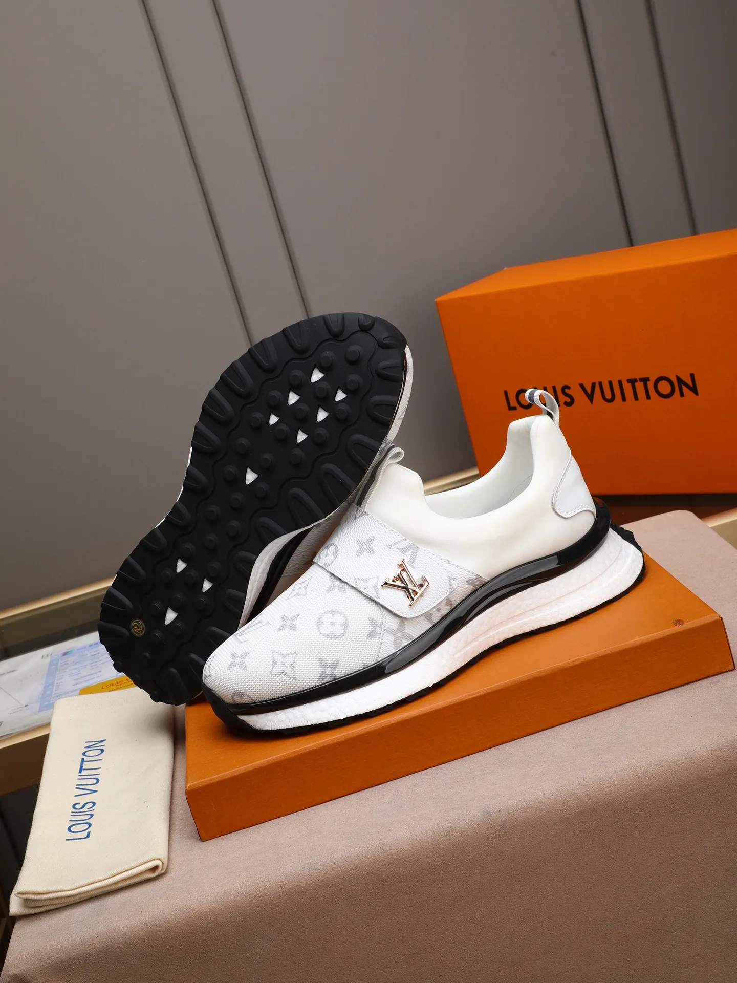 🪐🪐🪐Men's Shoes💰460💰[LV] A top fashion brand, a men's shoe that can handle various styles. The upper is made of a variety of materials, and the lining is imported mesh, which is sweat-absorbent and comfortable. The popcorn outsole design is the top priority - light and comfortable. Extremely testing process requirements: two colors available: 38-44 (customized at 45)
